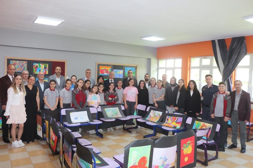 Domaniç Ortaokulu’nda yılsonu sergisi