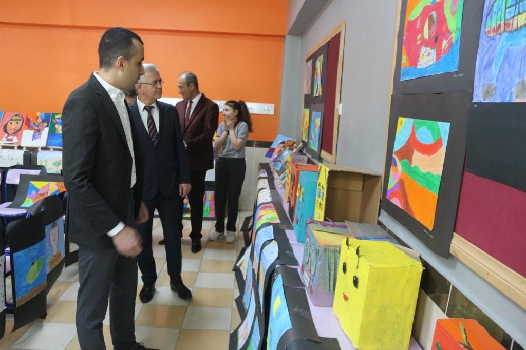 Domaniç Ortaokulu’nda yılsonu sergisi