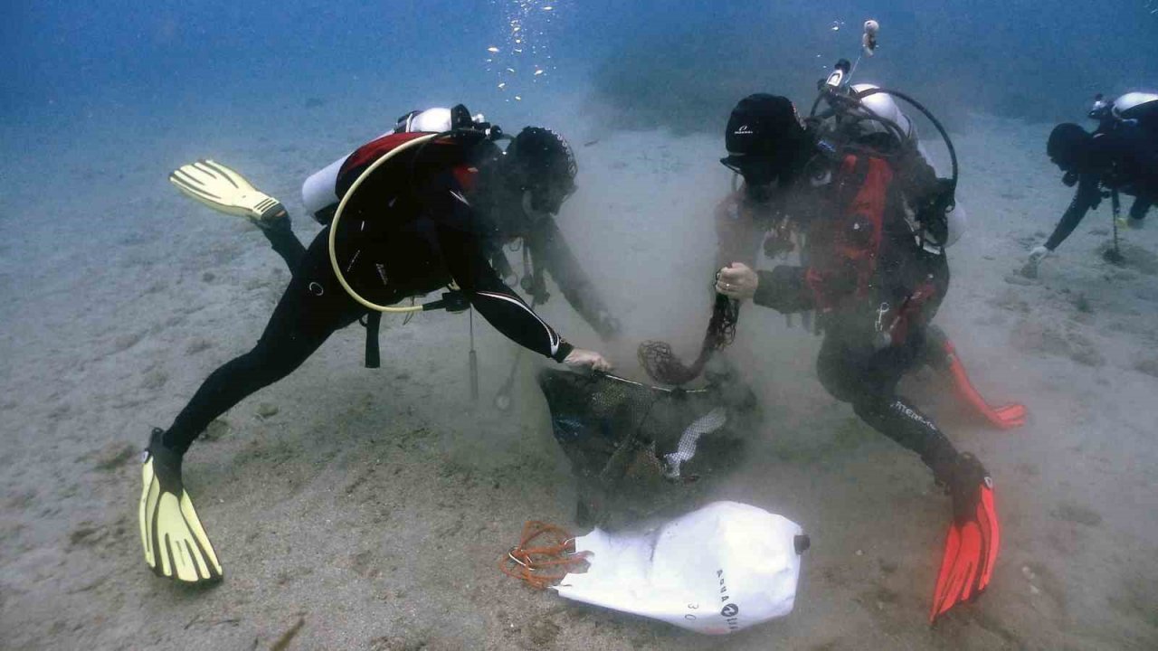 Datça’da su altı temizliği