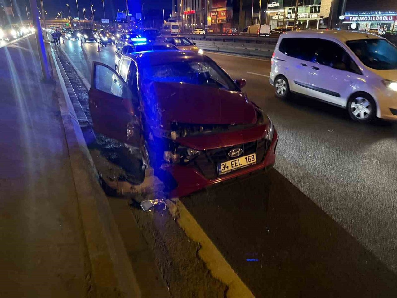 E-5 Kara Yolu’nda 4 araç ve 1 motosiklet kazaya karıştı: 4 yaralı