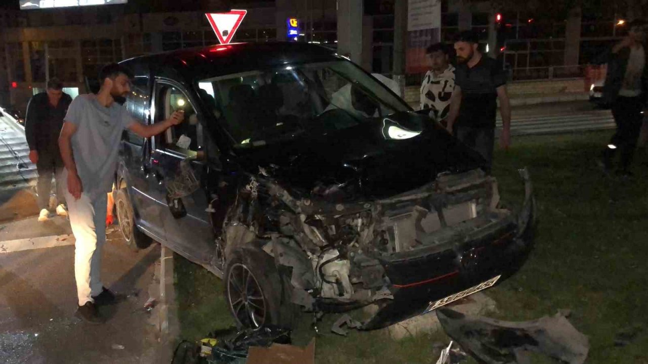 Hafif ticari araç yan yattı, emniyet kemeri hayat kurtardı