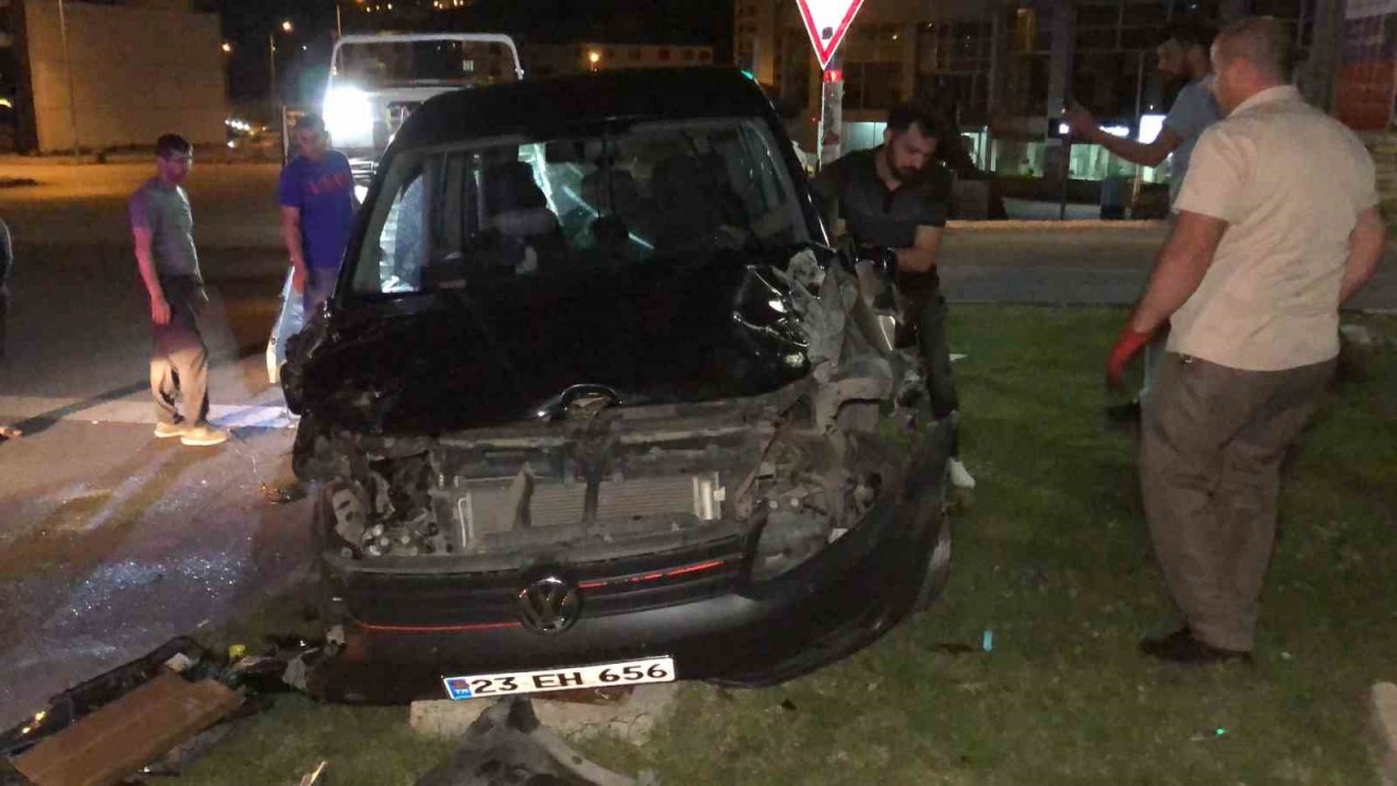 Hafif ticari araç yan yattı, emniyet kemeri hayat kurtardı