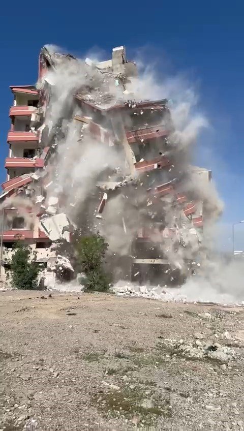 Elazığ’da ağır hasarlı bina, tek dokunuşla yerle bir oldu