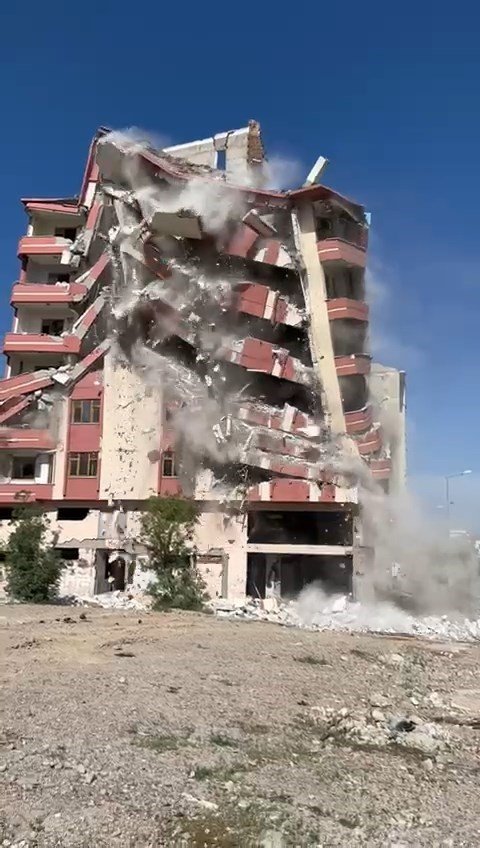 Elazığ’da ağır hasarlı bina, tek dokunuşla yerle bir oldu