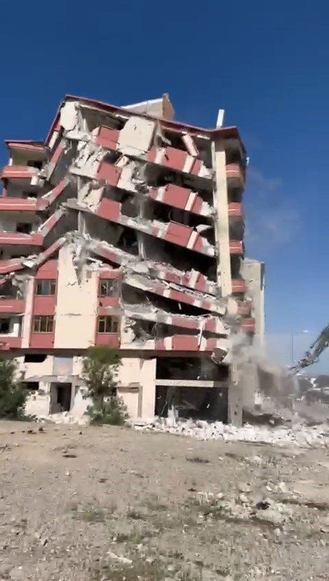 Elazığ’da ağır hasarlı bina, tek dokunuşla yerle bir oldu