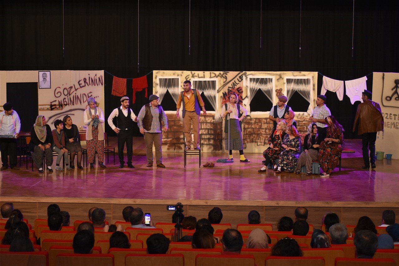 Öğretmenlerin kurduğu tiyatro topluluğunun gösterisi yoğun ilgi gördü