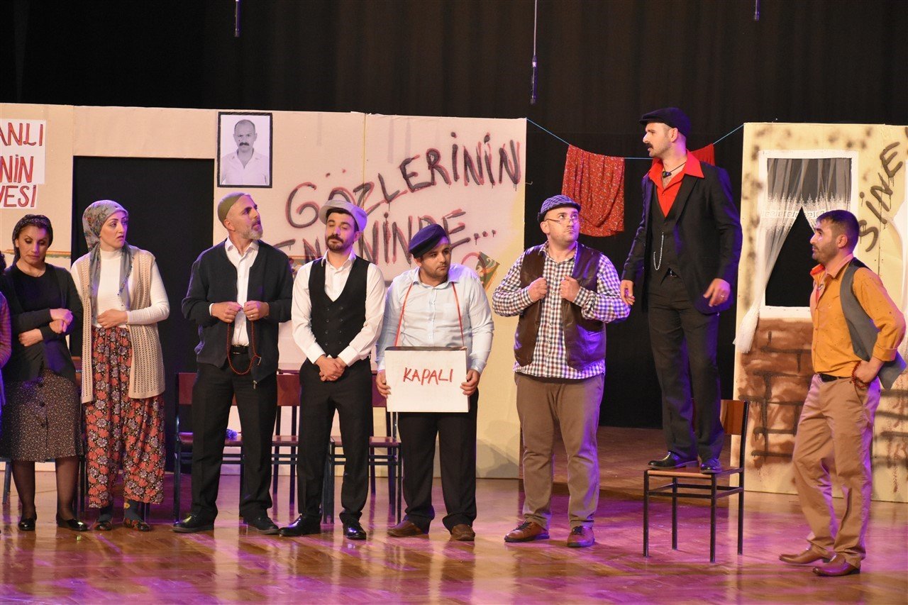 Öğretmenlerin kurduğu tiyatro topluluğunun gösterisi yoğun ilgi gördü