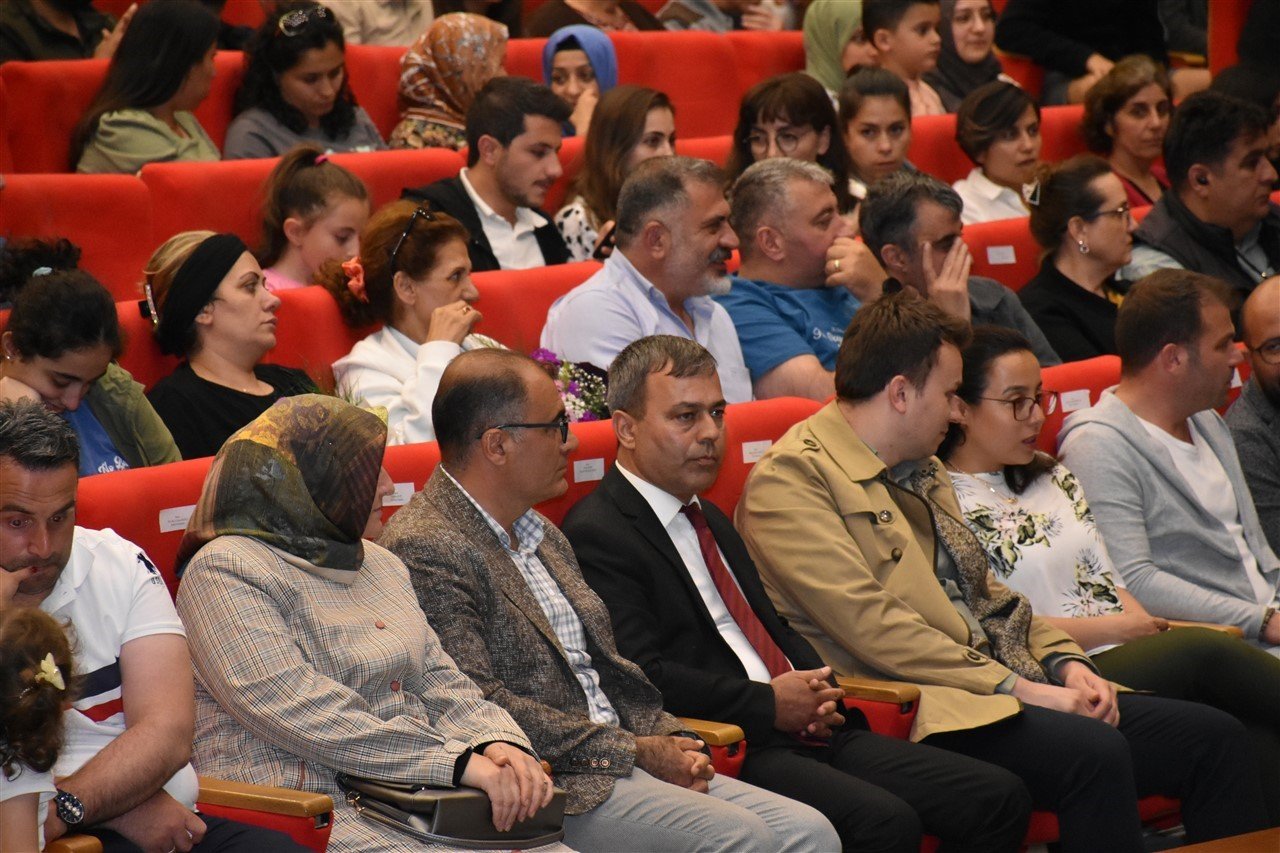 Öğretmenlerin kurduğu tiyatro topluluğunun gösterisi yoğun ilgi gördü