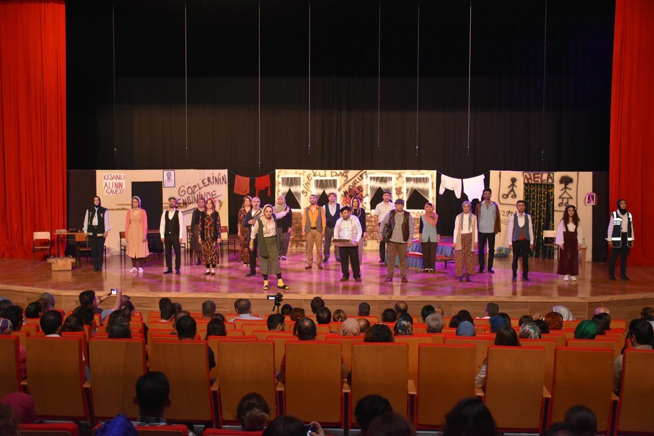 Öğretmenlerin kurduğu tiyatro topluluğunun gösterisi yoğun ilgi gördü