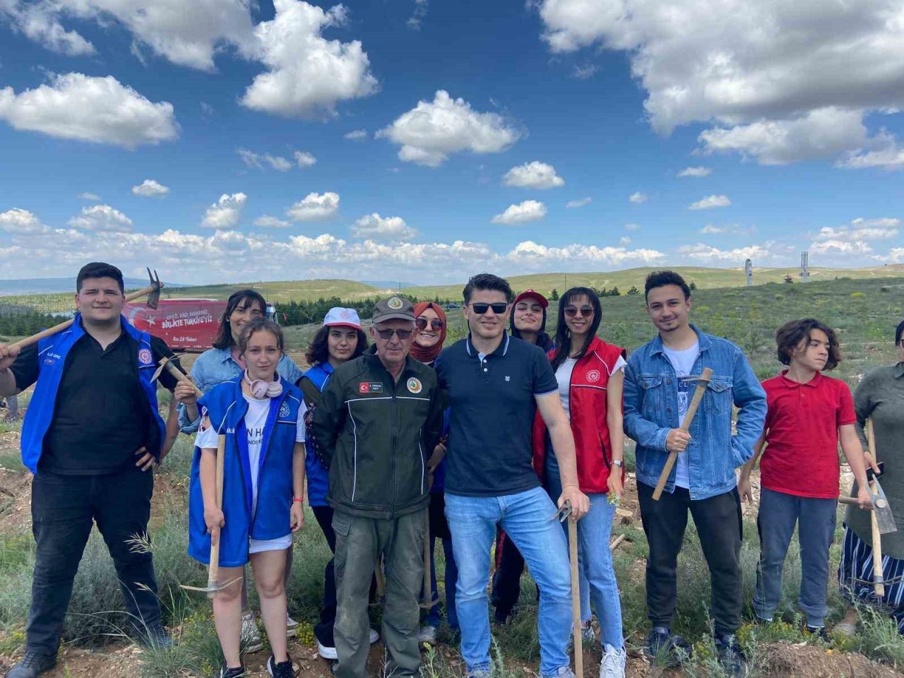 Gönüllü gençler fidanları toprakla buluşturdu, çevredeki çöpleri topladı