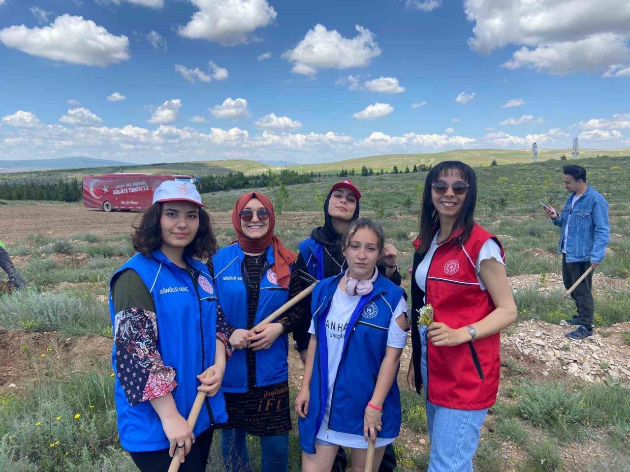 Gönüllü gençler fidanları toprakla buluşturdu, çevredeki çöpleri topladı