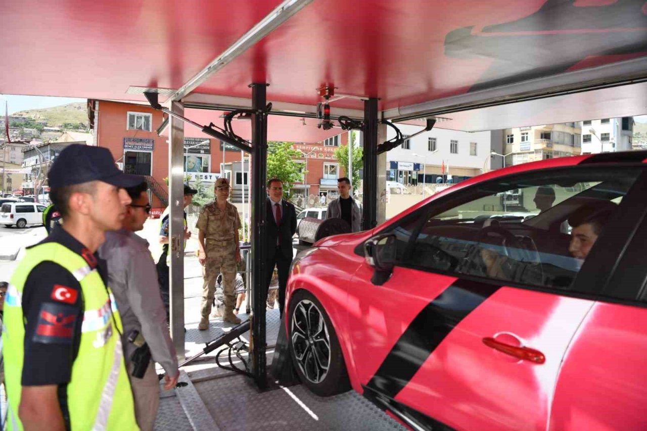 ‘Mobil Trafik Eğitim Tırı’ Hakkari’de