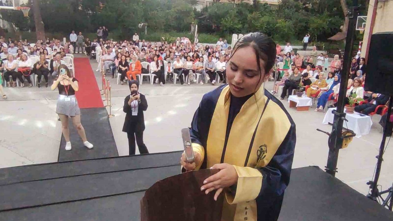 Liseli öğrencilerin mezuniyet coşkusu