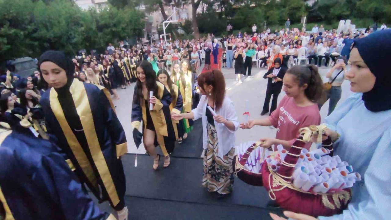 Liseli öğrencilerin mezuniyet coşkusu