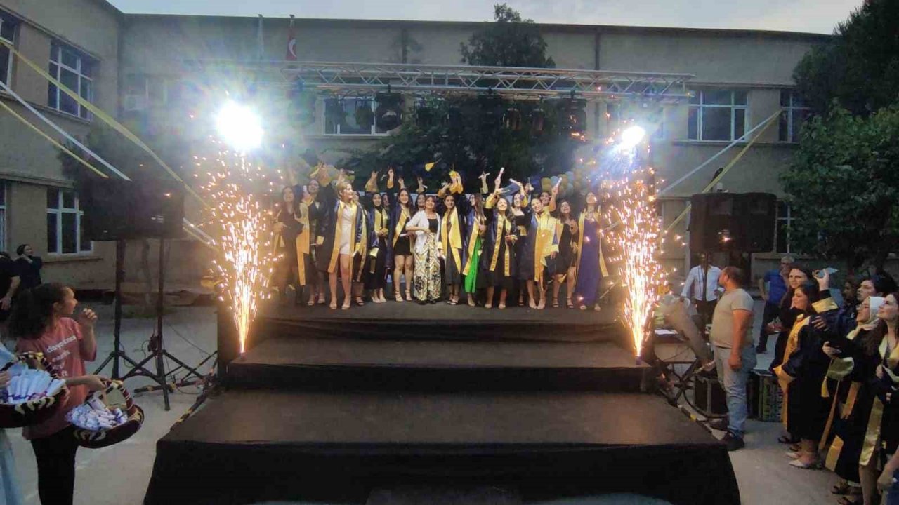 Liseli öğrencilerin mezuniyet coşkusu