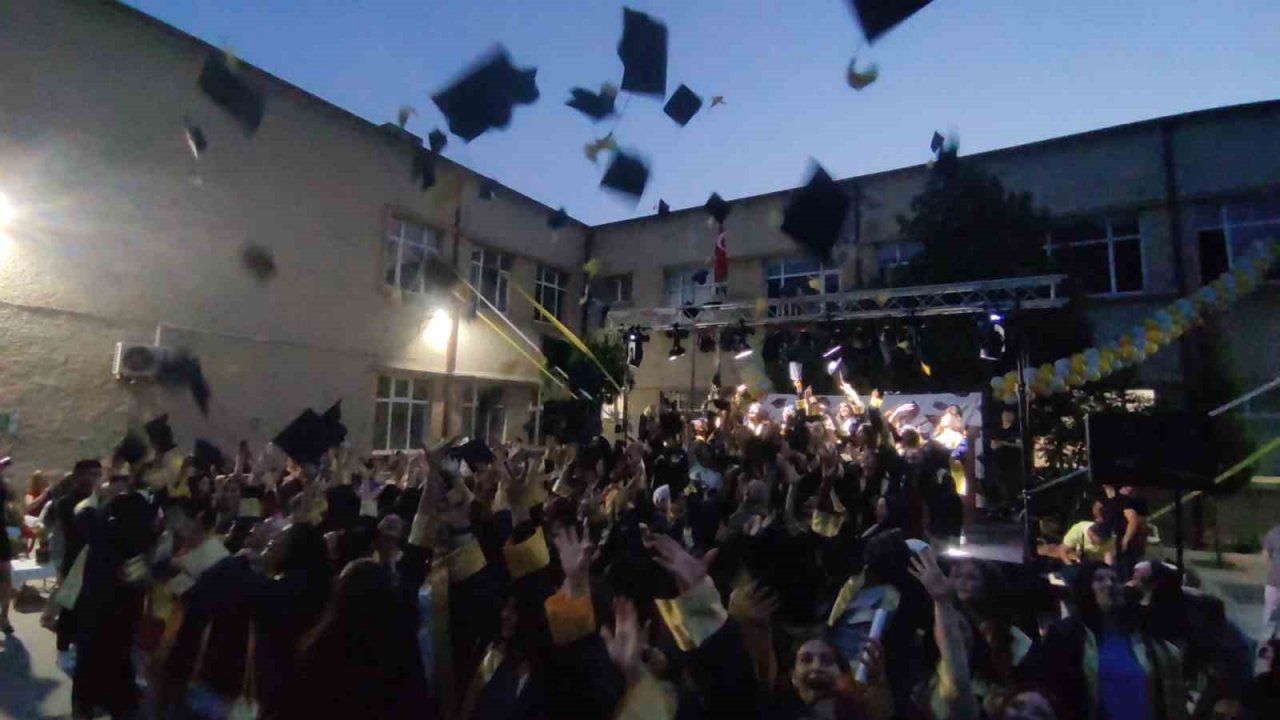 Liseli öğrencilerin mezuniyet coşkusu