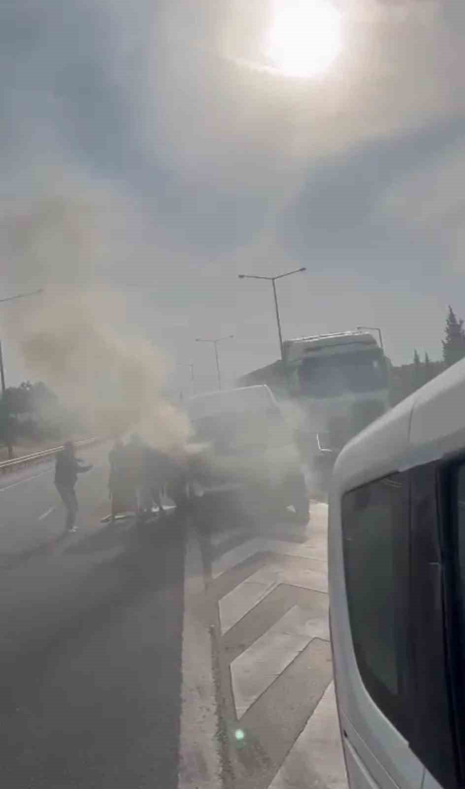 İzmir’de göçmenleri taşıyan araç alev alev yandı