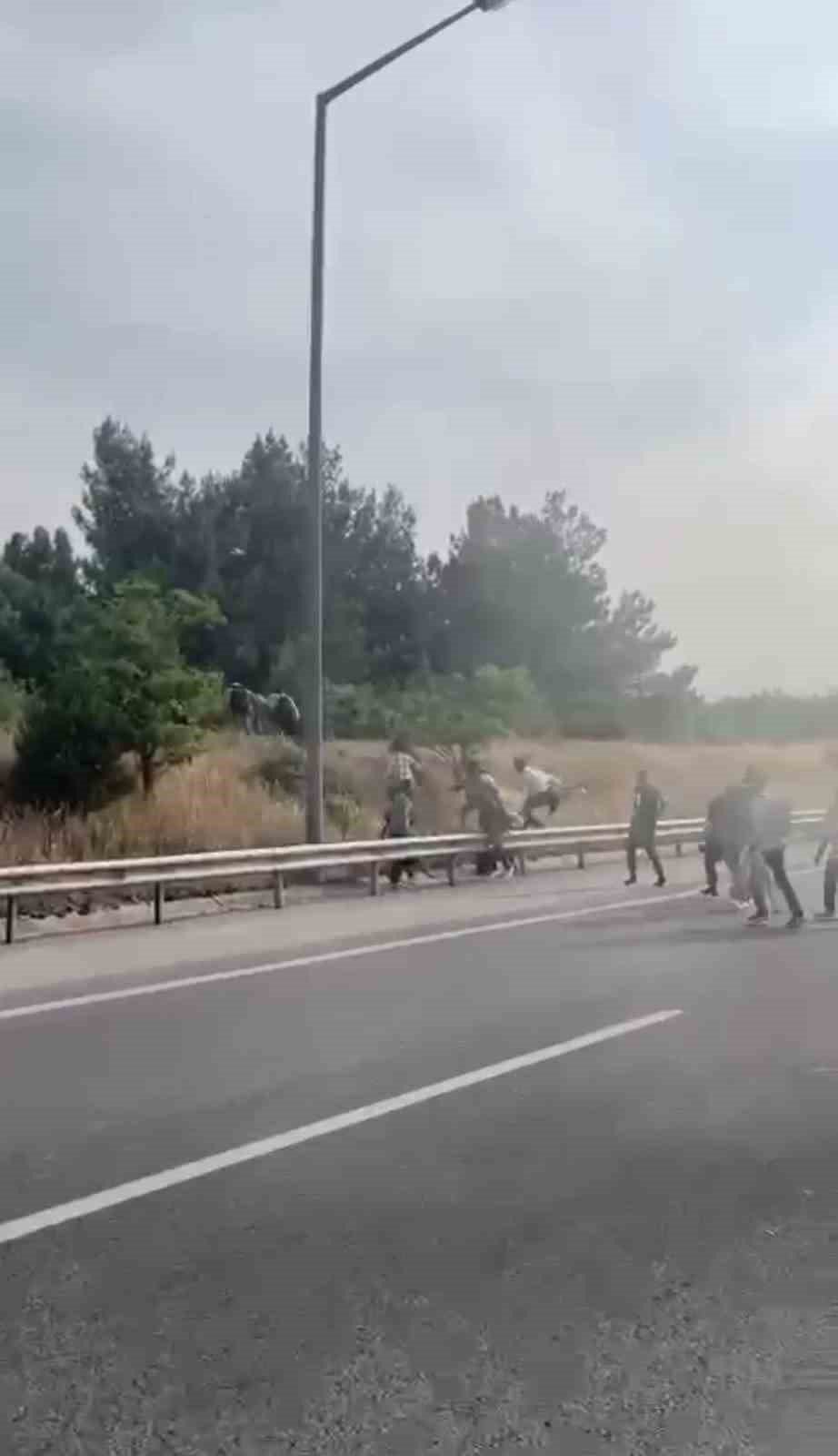 İzmir’de göçmenleri taşıyan araç alev alev yandı