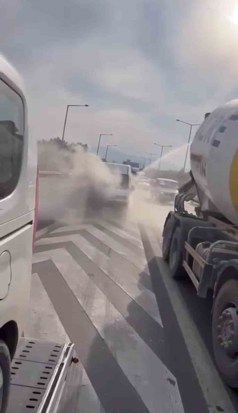 İzmir’de göçmenleri taşıyan araç alev alev yandı