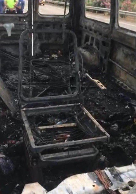 İzmir’de göçmenleri taşıyan araç alev alev yandı