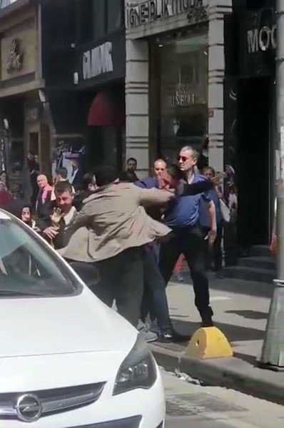 Kadıköy’de iki sürücünün trafikte yumruklu kavgası kamerada