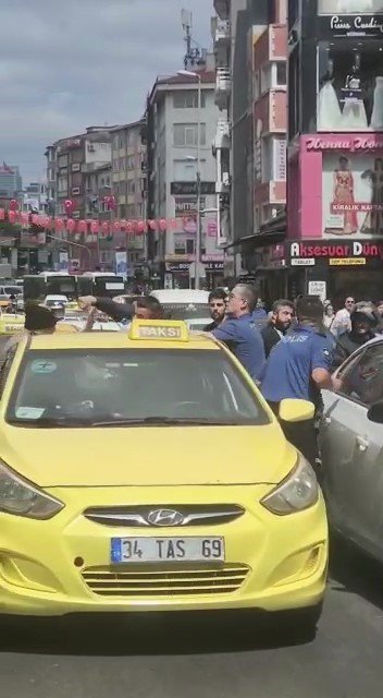Kadıköy’de iki sürücünün trafikte yumruklu kavgası kamerada