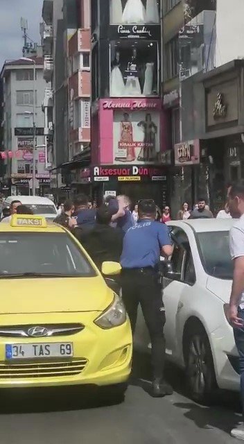 Kadıköy’de iki sürücünün trafikte yumruklu kavgası kamerada