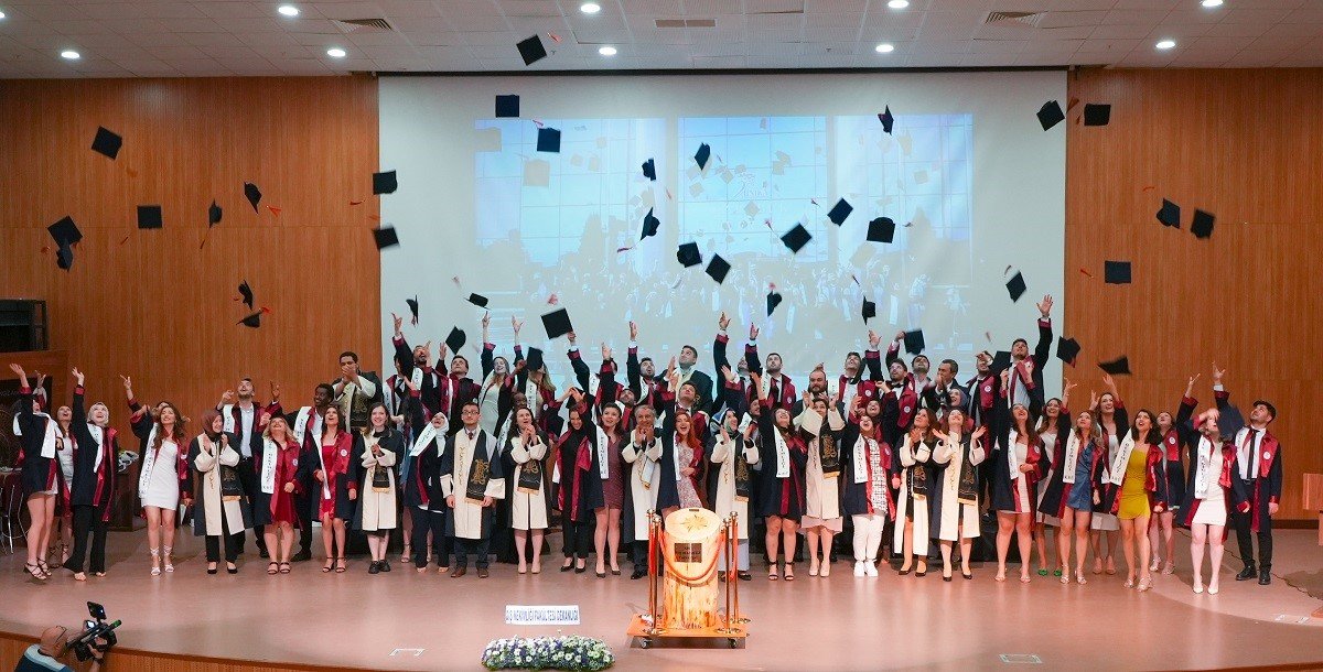 KBÜ Diş Hekimliği Fakültesi ilk mezunlarını verdi