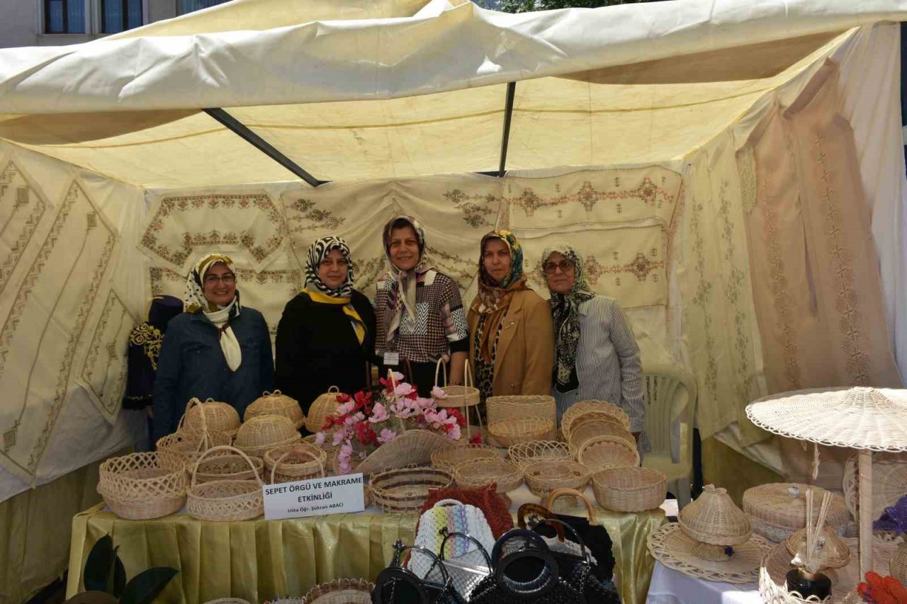 Tosya’da Halk Eğitimi Merkezi kursiyerleri el sanatları ürünleri ile göz doldurdu
