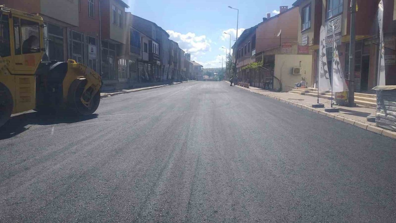 Büyükşehir’den Sarıoğlan’a 7 bin ton asfalt