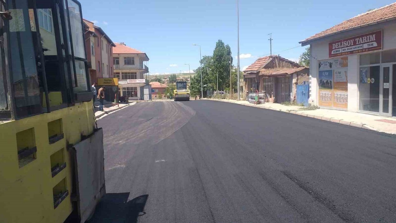 Büyükşehir’den Sarıoğlan’a 7 bin ton asfalt
