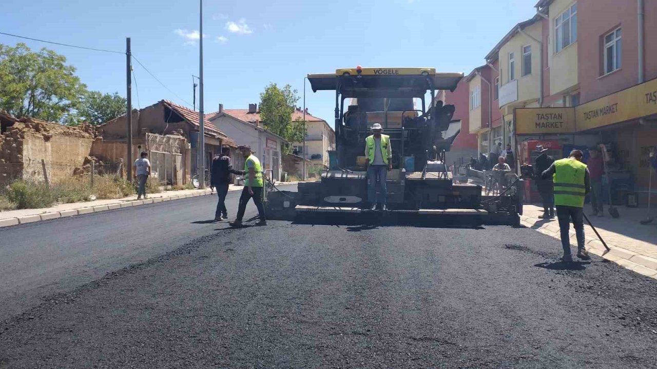 Büyükşehir’den Sarıoğlan’a 7 bin ton asfalt