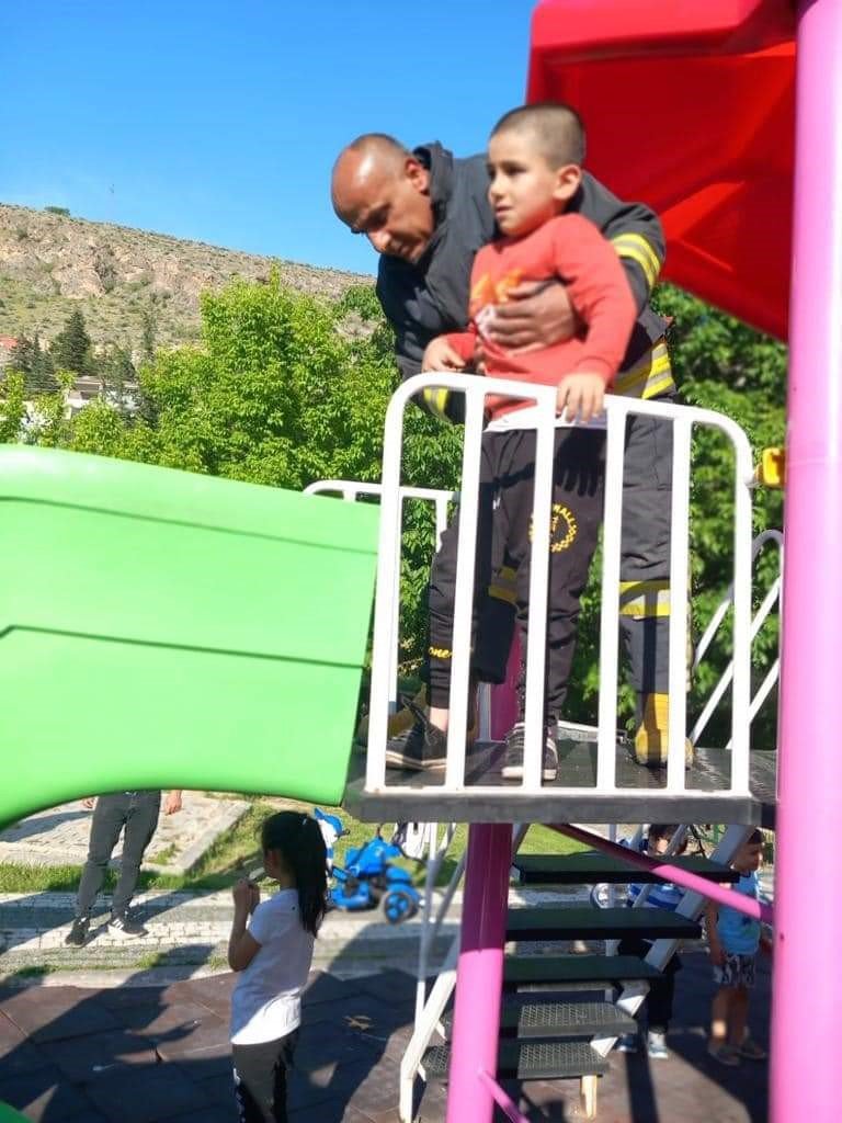 Oyun parkında ayağı ahşap arasına sıkışan çocuğu itfaiye kurtardı