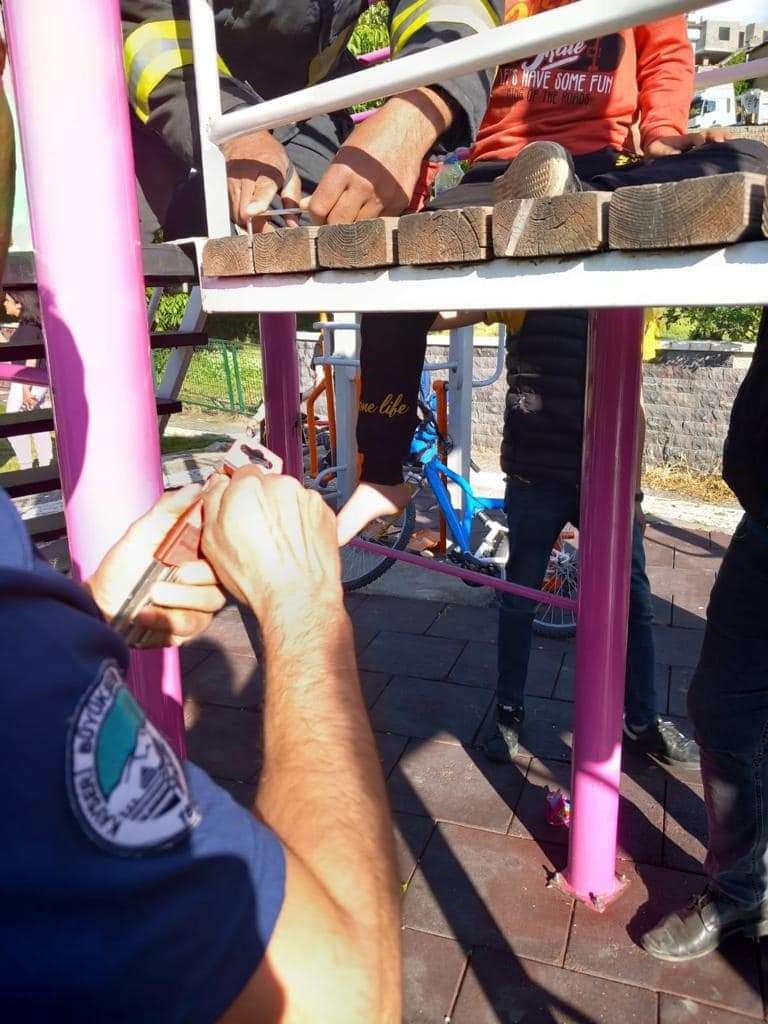 Oyun parkında ayağı ahşap arasına sıkışan çocuğu itfaiye kurtardı