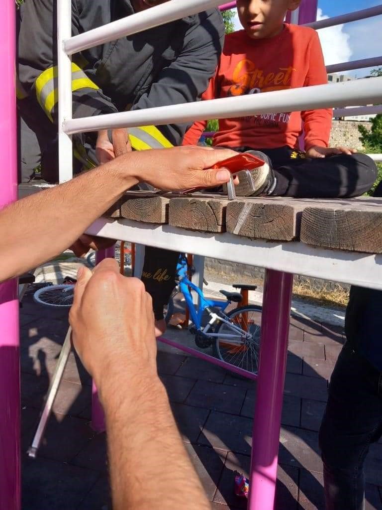Oyun parkında ayağı ahşap arasına sıkışan çocuğu itfaiye kurtardı