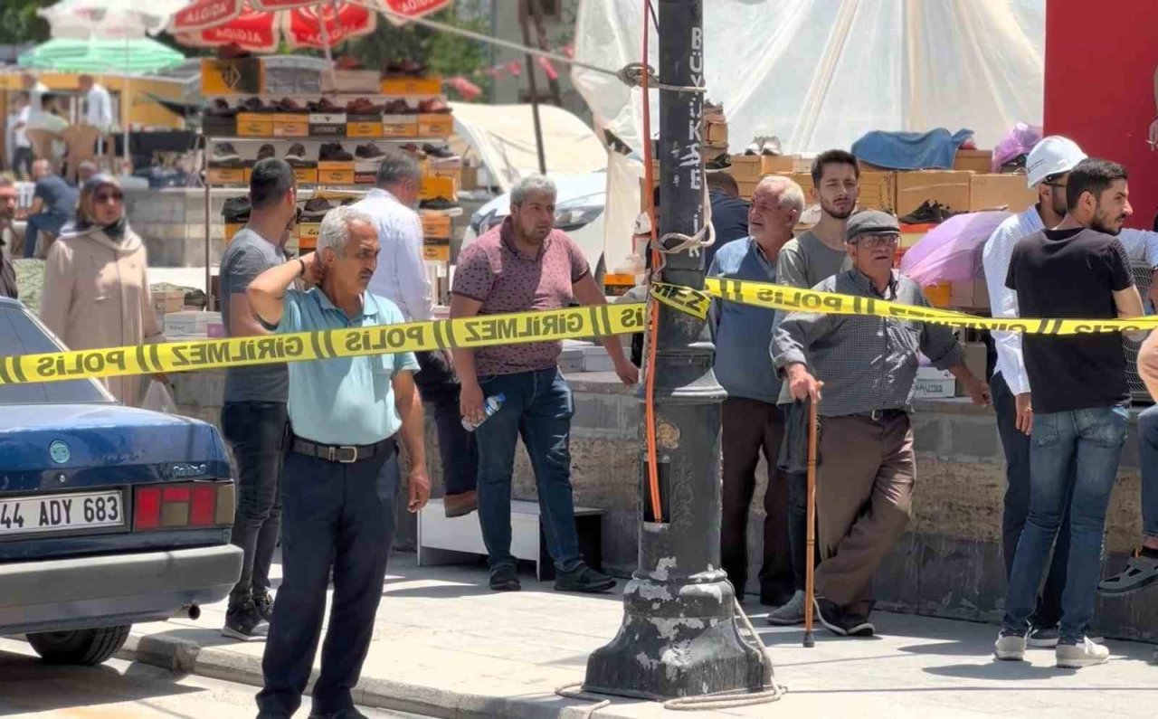 Ağır hasarlı binanın yıkılışını film izler gibi izliyorlar