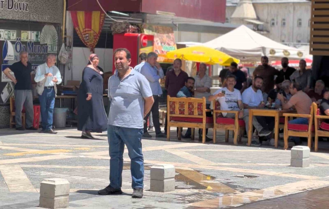 Ağır hasarlı binanın yıkılışını film izler gibi izliyorlar