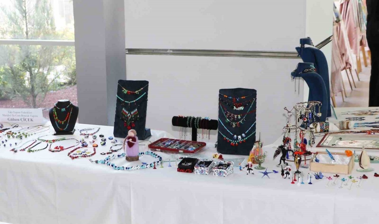 Kırşehir’de Halk Eğitim Merkezi kursiyerlerinin bir yıllık emeği sergilendi