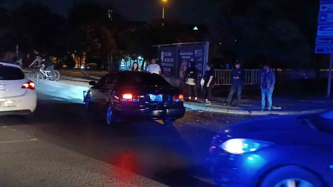 Kavşakta yaşanan kaza trafiği kilitledi