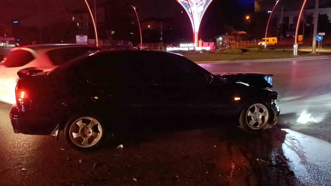 Kavşakta yaşanan kaza trafiği kilitledi