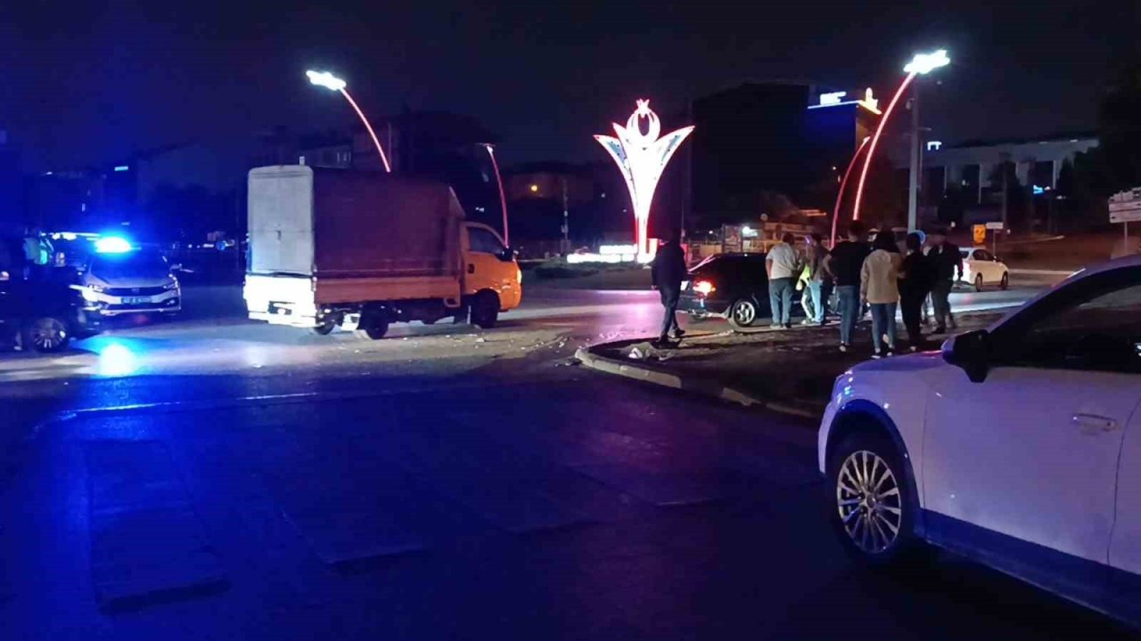 Kavşakta yaşanan kaza trafiği kilitledi