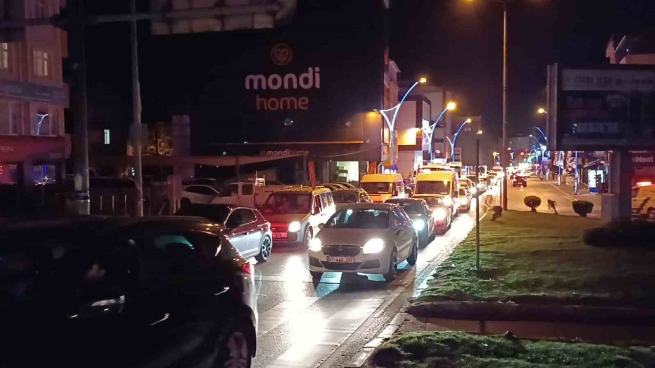 Kavşakta yaşanan kaza trafiği kilitledi