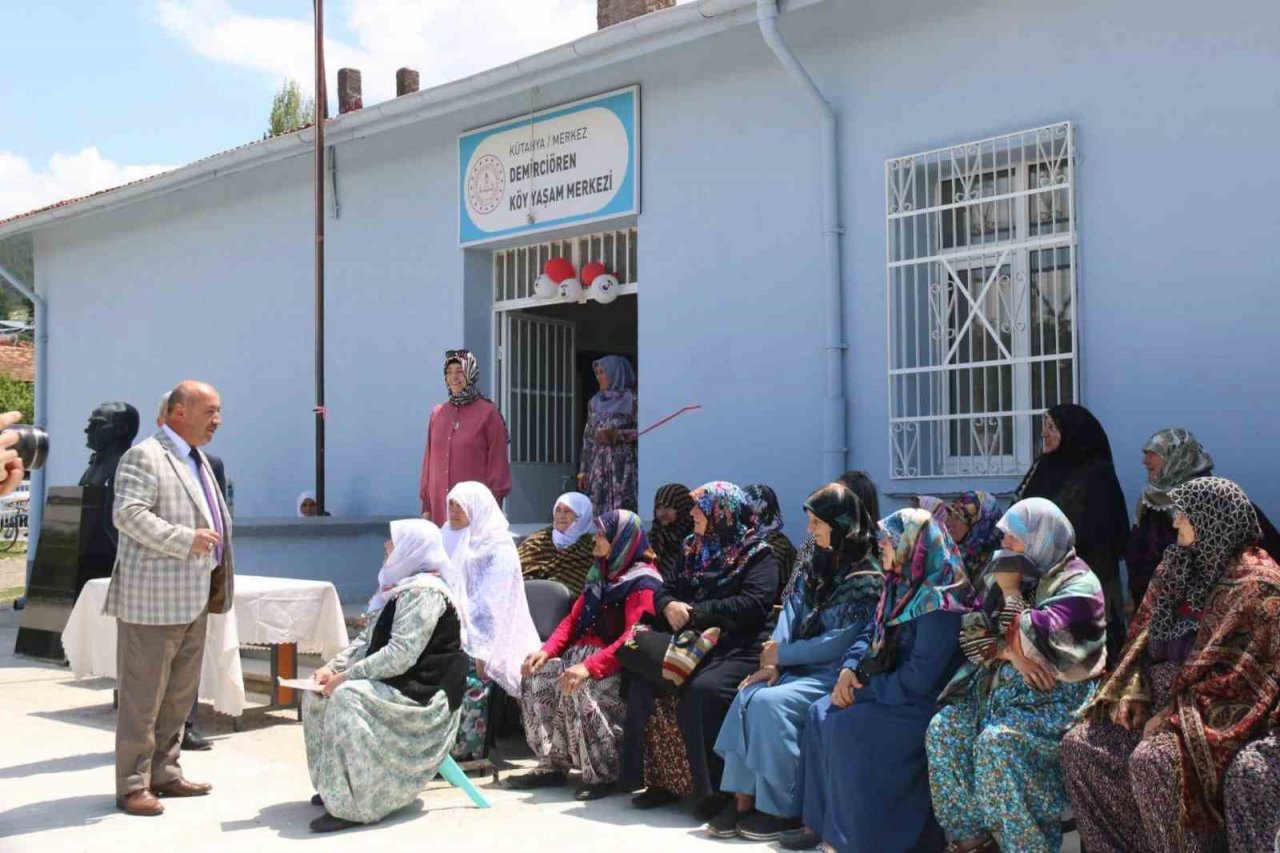 Kütahya Demirciören Köy Yaşam Merkezi’nde ilk ürünler sergilendi