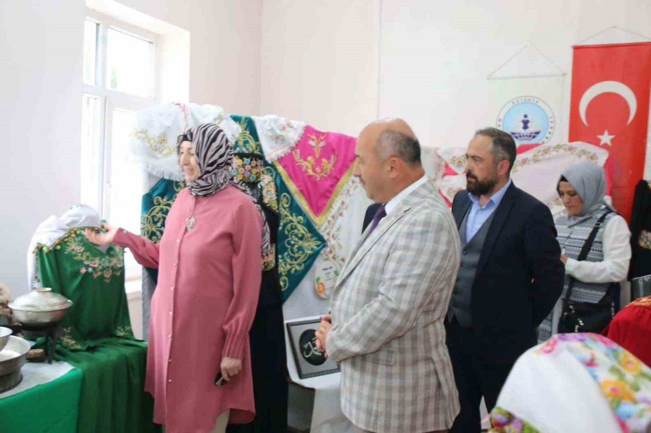 Kütahya Demirciören Köy Yaşam Merkezi’nde ilk ürünler sergilendi