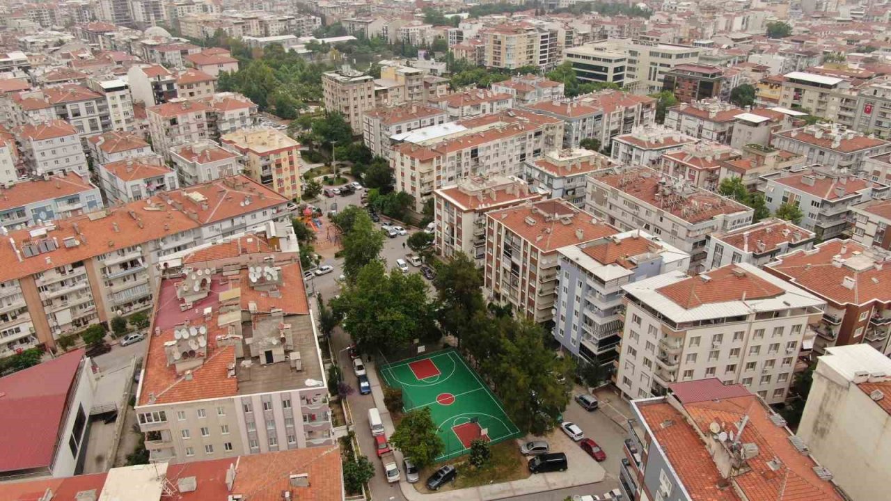 Yunusemre’den iki sahada zemin yenileme çalışması