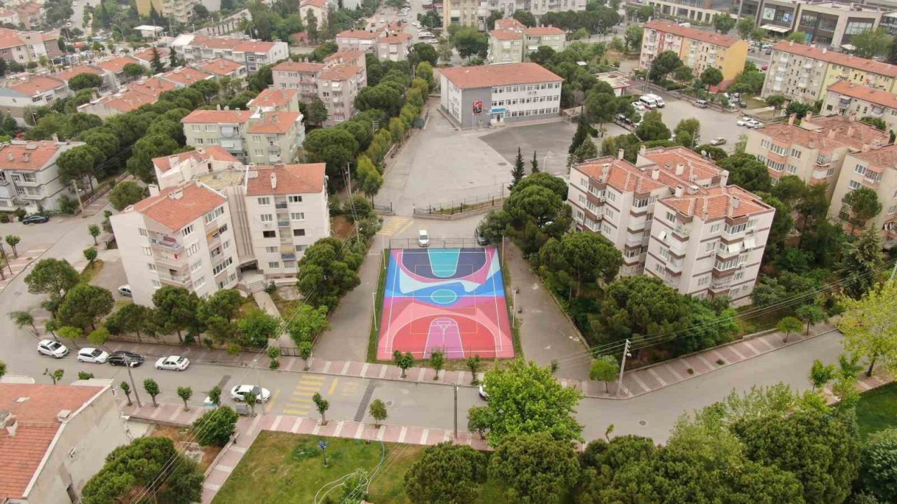 Yunusemre’den iki sahada zemin yenileme çalışması