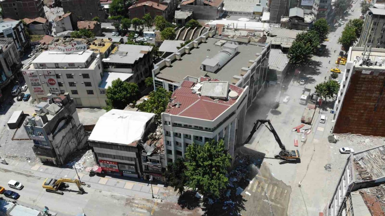 Ağır hasarlı binanın yıkılışını film izler gibi izliyorlar