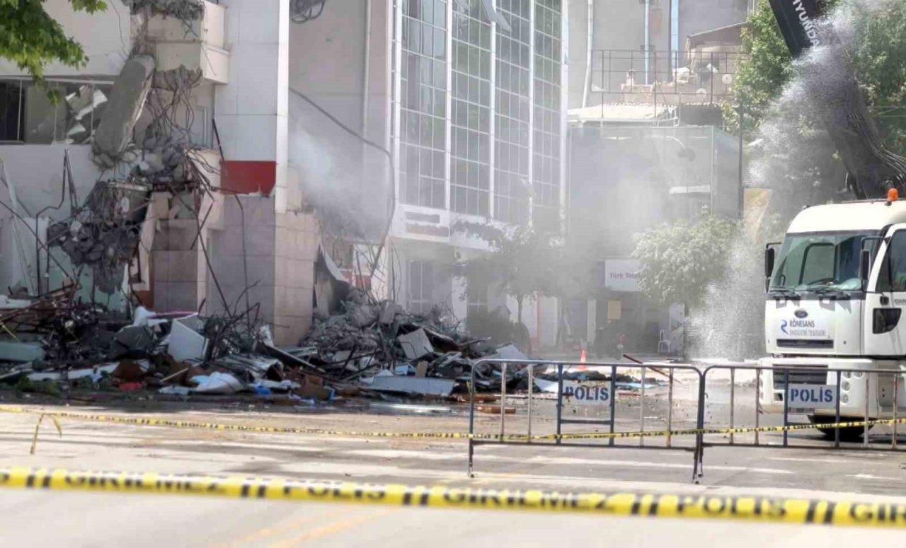 Ağır hasarlı binanın yıkılışını film izler gibi izliyorlar