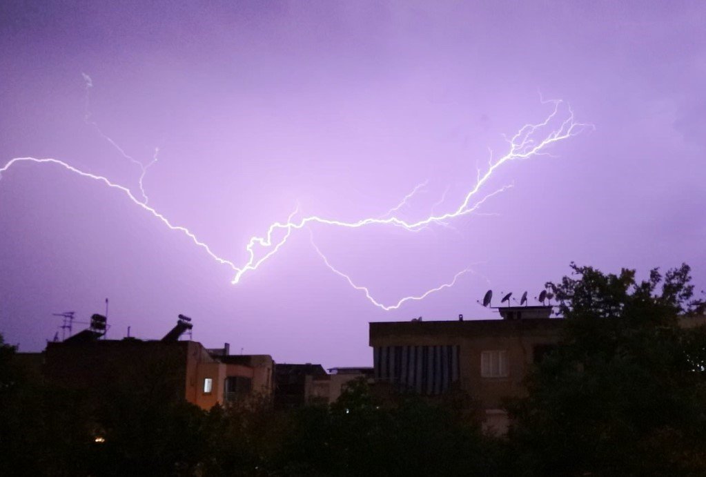 Turgutlu’da çakan şimşekler geceyi aydınlattı