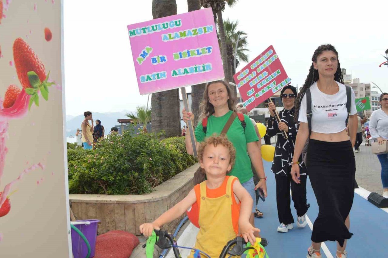 Marmarisli öğrenciler doğa için pedal çevirip dans etti